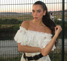 Dua Lipa w koronkowym kombinezonie