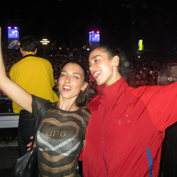Dua Lipa w sportowej kurtce