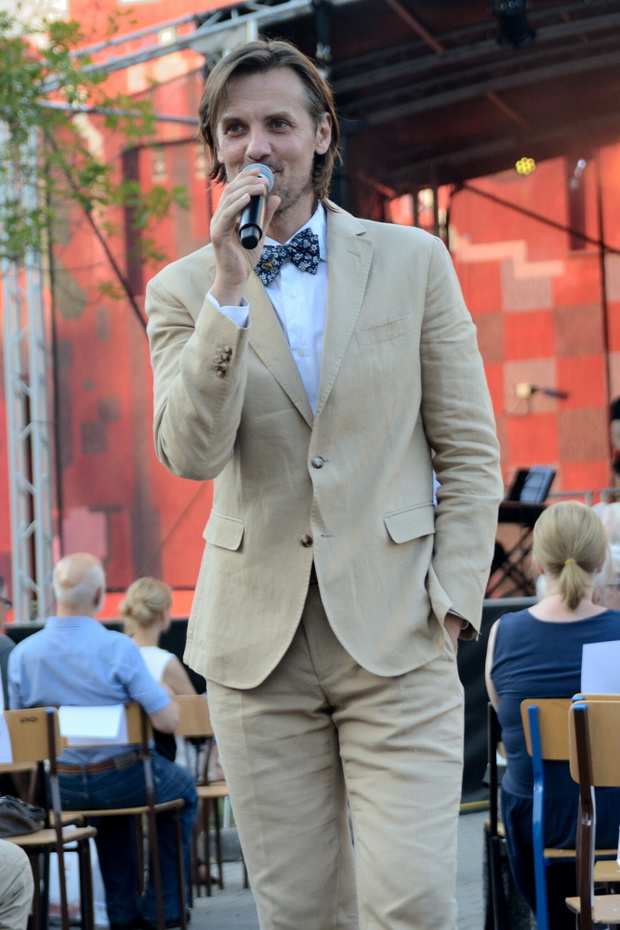 1.09.2019. Instytut Pamieci Narodowej we Wroclawiu. Koncert zespolu Tango Fogg upamietniajacy wybuch II wojny swiatowej. N/z: piosenkarz i aktor Radoslaw Elis,