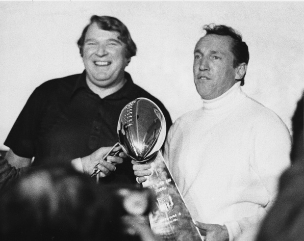 John Madden i Al Davis trzymający puchar Super Bowl - 9.01.1977, Pasadena, USA