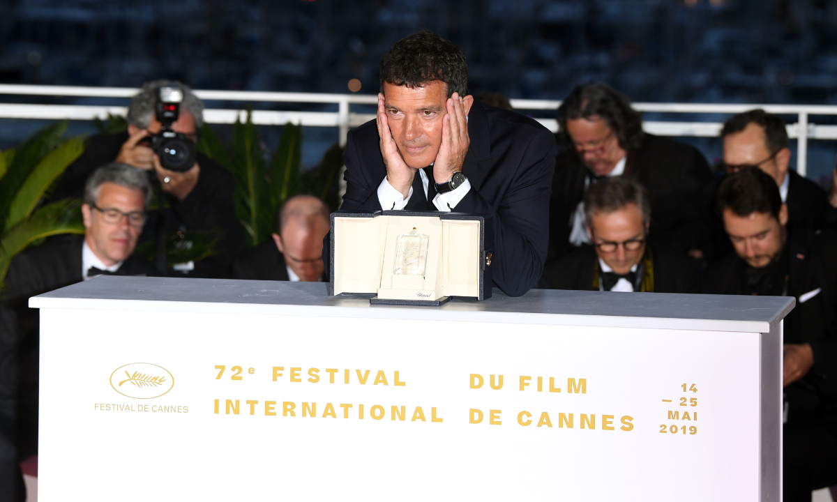 Antonio Banderas pozujący z nagrodą w kategorii Najlepszy Aktor za rolę w filmie "Ból i blask" - 25.05.2019, Cannes, Francja