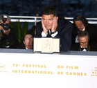 Antonio Banderas pozujący z nagrodą w kategorii Najlepszy Aktor za rolę w filmie "Ból i blask" - 25.05.2019, Cannes, Francja