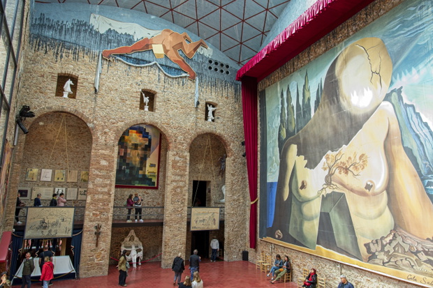 Teatr-Muzeum Salvadora Dalego powstał na ruinach zburzonego podczas wojny teatru miejskiego.