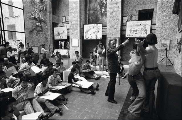 Salvador Dalí, modelki i studenci w 1976 roku, gdy artysta udzielał darmowych lekcji swoim fanom.