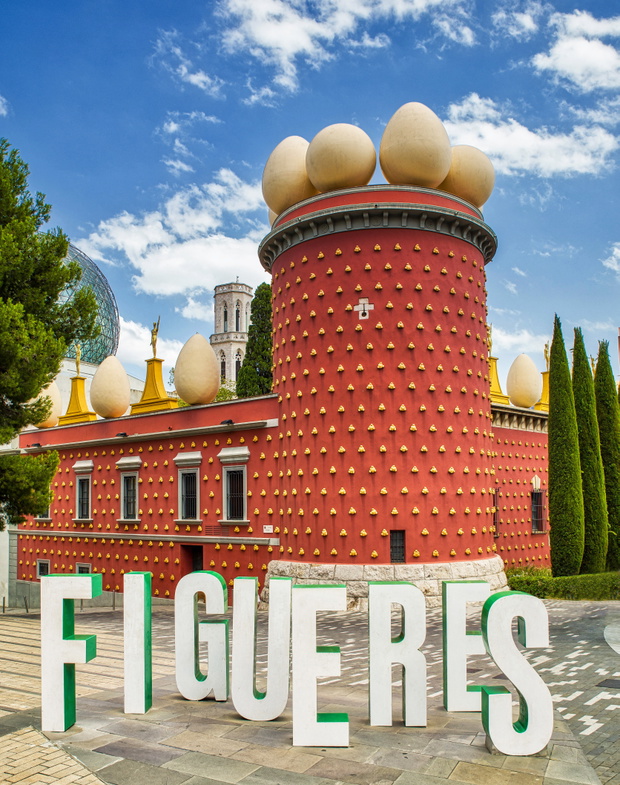 Muzeum znajduje się w sercu starego miasta w Figueres.