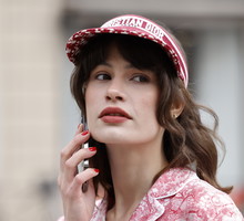 Street Style : Day Four - Paris Fashion Week - Womenswear F/W 2022-2023