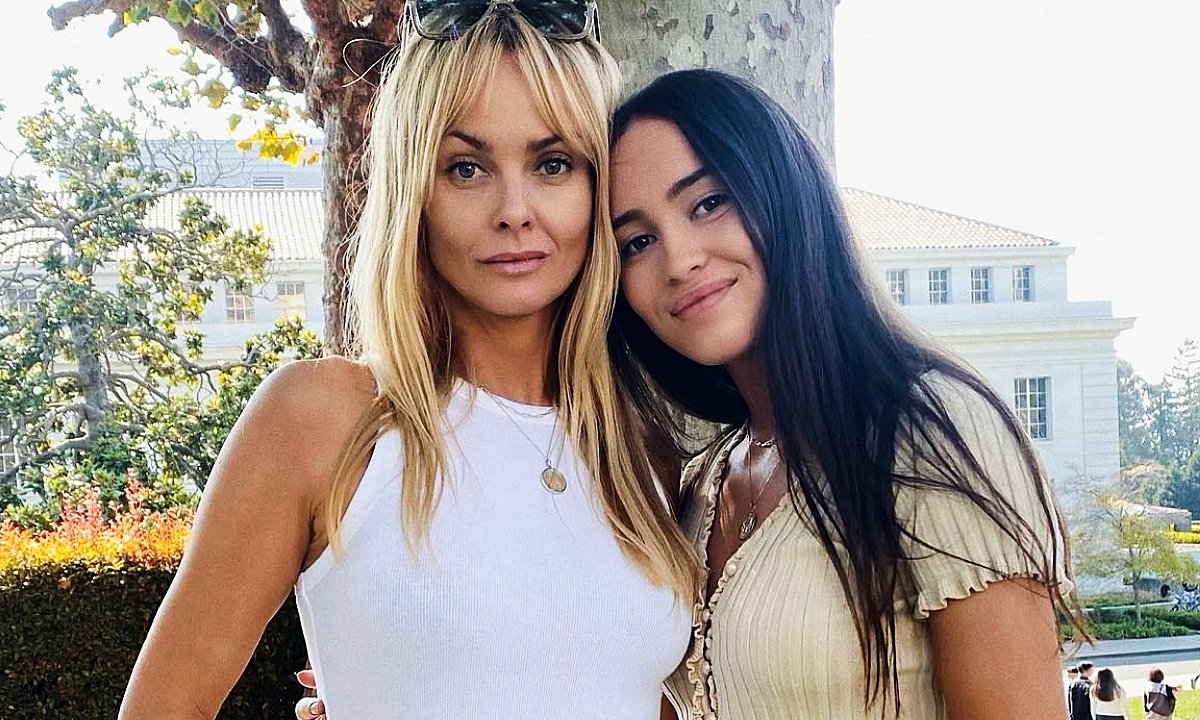 Julia Scorupco, Izabella Scorupco