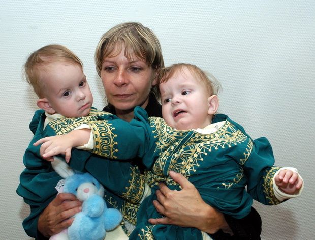 NA ZDJĘCIU ARCHIWALNYM Z 22.03.05. Matka Wiesława Dąbrowska trzyma na rękach syjamskie bliźniaczki Darię (L) i Olgę Kołacz (P), które na początku stycznia 2005 r. przeszły operację rozdzielenia w Rijadzie.