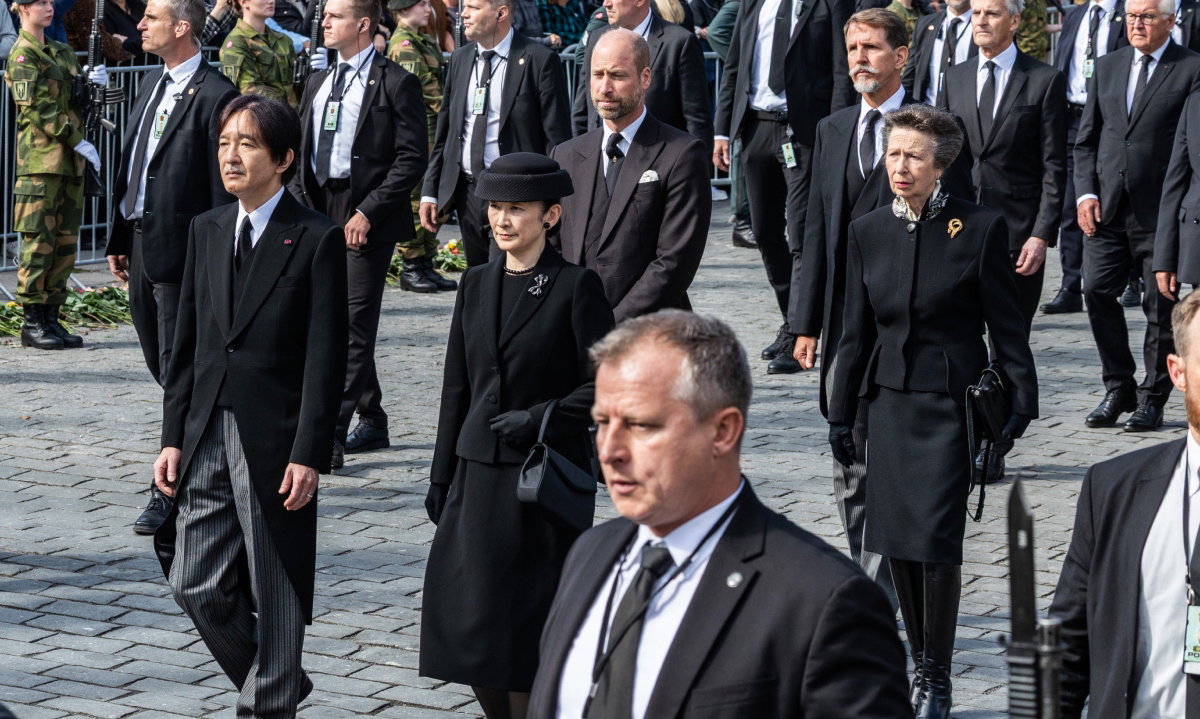 Książę William (w środku), następca tronu Grecji Pavlos (po prawej) oraz księżniczka Anna, a także japoński następca tronu Akishino i księżna Kiko dołączyli do konduktu żałobnego w Oslo w Norwegii 9 września 2026 roku.