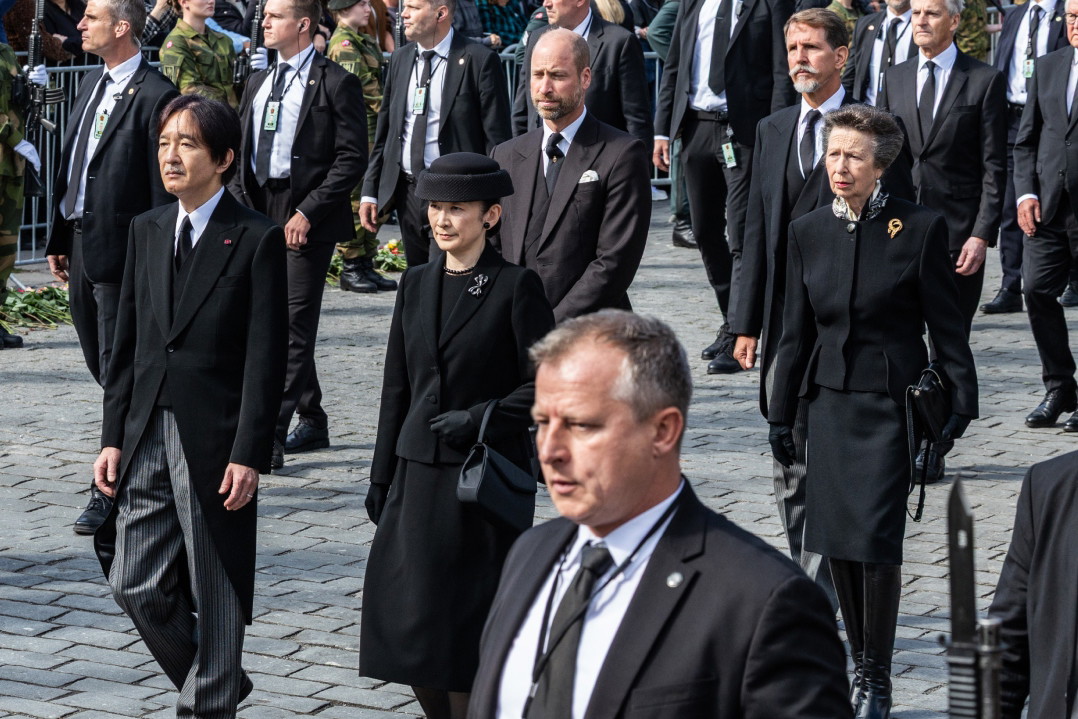 Książę William (w środku), następca tronu Grecji Pavlos (po prawej) oraz księżniczka Anna, a także japoński następca tronu Akishino i księżna Kiko dołączyli do konduktu żałobnego w Oslo w Norwegii 9 września 2026 roku.