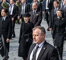 Książę William (w środku), następca tronu Grecji Pavlos (po prawej) oraz księżniczka Anna, a także japoński następca tronu Akishino i księżna Kiko dołączyli do konduktu żałobnego w Oslo w Norwegii 9 września 2026 roku.