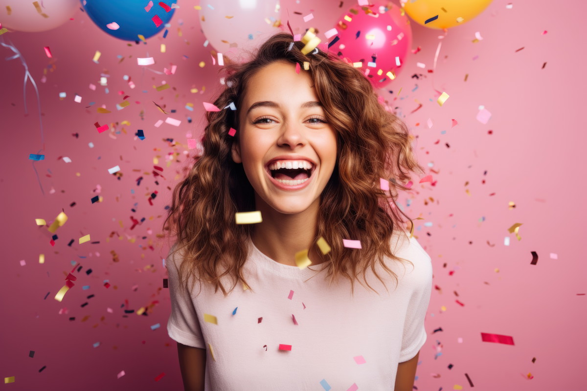Kobieta swiętuje w confetti