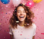 Kobieta swiętuje w confetti