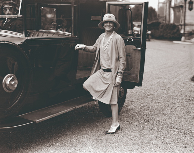 Coco Chanel w Biarritz. Spędziła tu szczęśliwy czas, zyskała upragnioną niezależność. Zdjęcie z lat 20. ubiegłego wieku.