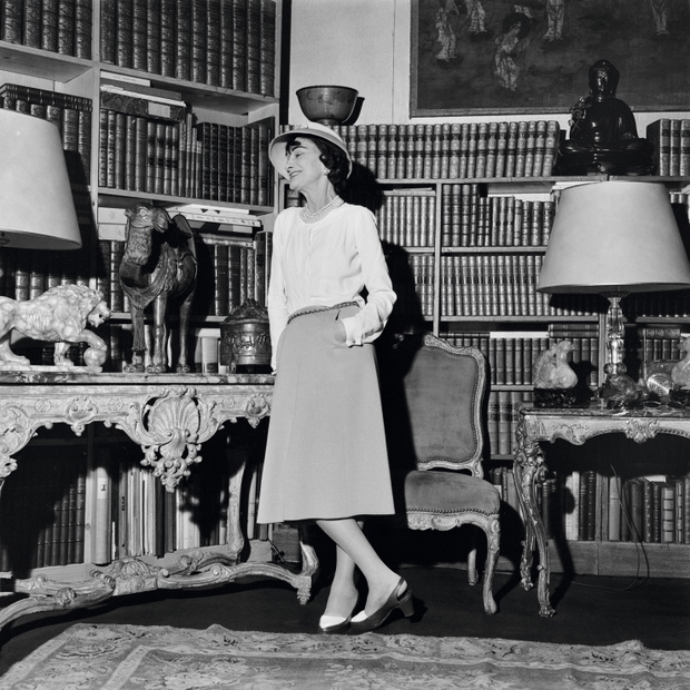 Coco Chanel w swoim prywatnym salonie, w mieszkaniu przy rue Cambon, Paryż, 1957 rok.