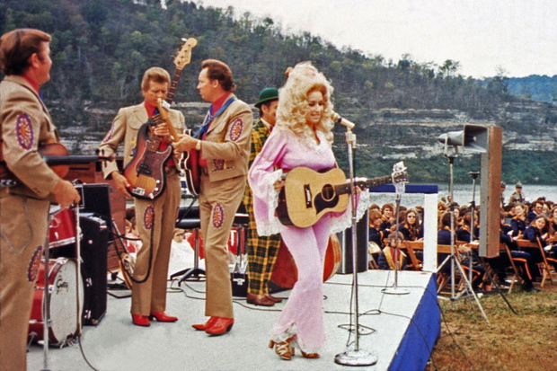 Często wracała w rodzinne strony. Na zdjęciu koncert nad brzegiem rzeki Cumberland w stanie Tennessee, 1973 rok.