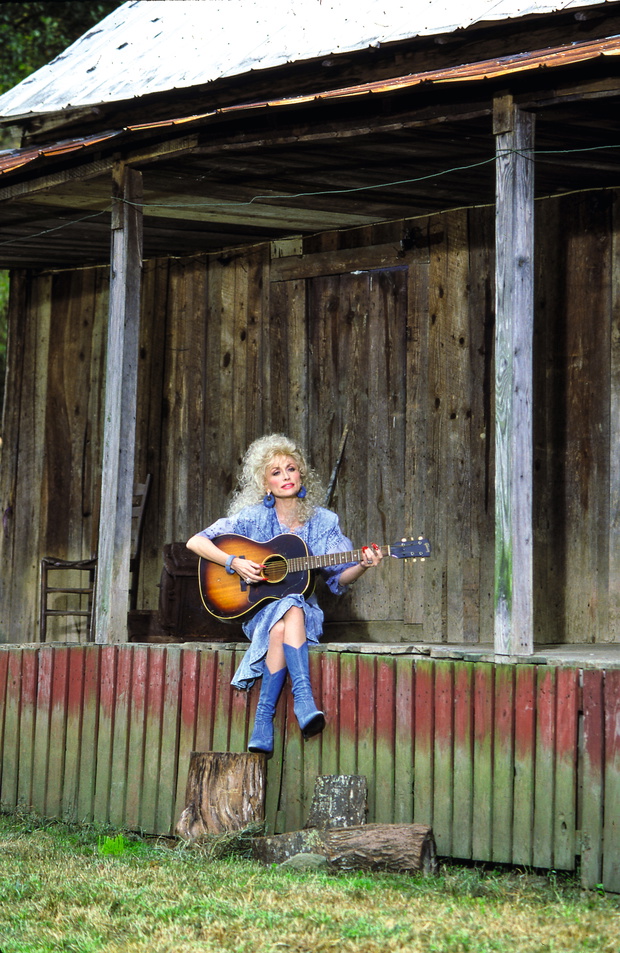 Dolly przed swoim domem rodzinnym w Locust Ridge, 1987 rok.