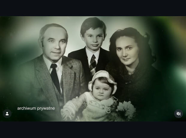 Małgorzata Socha z rodzicami i bratem