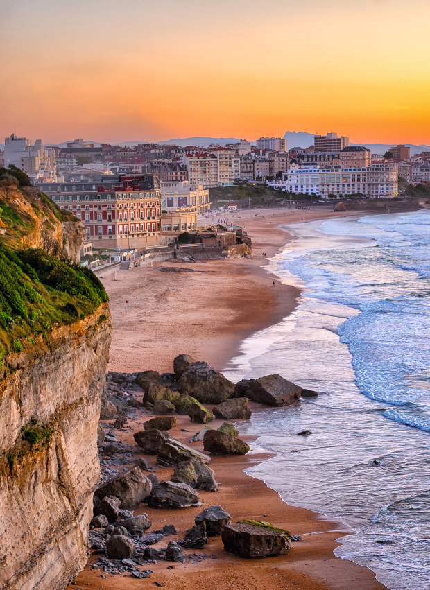 Plaża w Biarritz, mieście, które tak jak za czasów Coco Chanel jest luksusowym, sławnym kurortem. Zatoka Biskajska, Francja.
