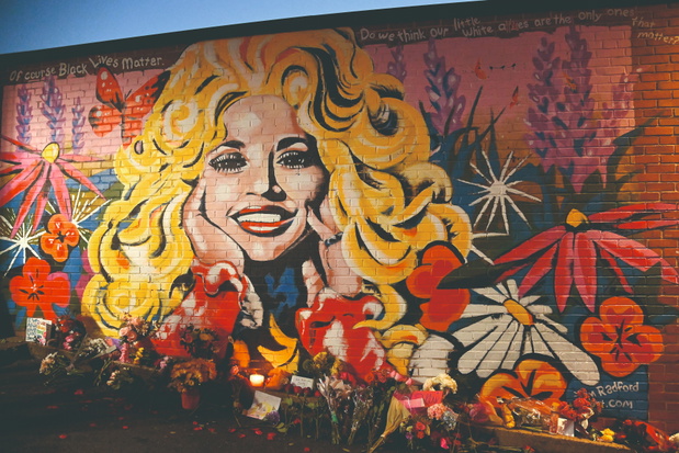 Słynny popartowy mural Dolly Parton namalowany w 2020 roku. Zdobi klub The 5 Spot we wschodnim Nashville.