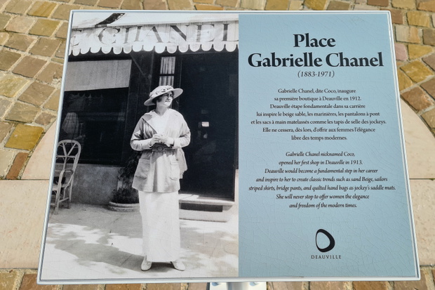 Tablica pamiątkowa na Placu Gabrielle Chanel w kurorcie Deauville.