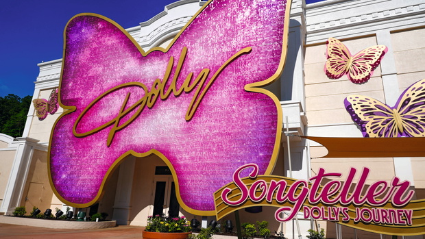 Wejście do The Dolly Parton Experience w parku rozrywki Dollywood. Atrakcja multimedialna celebruje karierę, styl i korzenie jednej z ikonicznych gwiazd Ameryki.