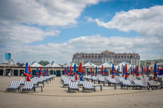 Widok na plażę w Deauville i na luksusowy Hotel Barrière Le Royal zbudowany w stylu belle époque.