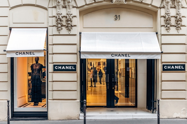 Witryna najsłynniejszego butiku Chanel. Jego adres to nadal 31 rue Cambon, Paryż.