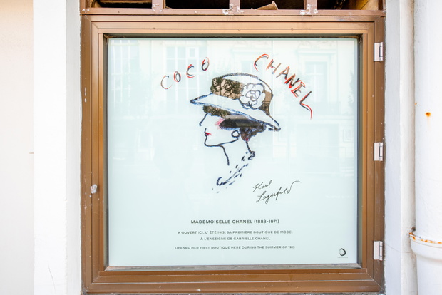 Wizytówka pierwszego butiku Coco Chanel otwartego w Deauville w 1912 roku.