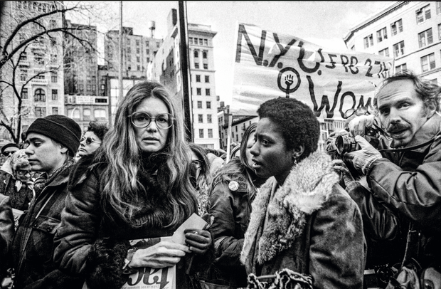 Gloria Steinem na marszu kobiet w Nowym Jorku. Odbył się on w imię równości prawnej, ekonomicznej, seksualnej i rasowej, 1975 rok.