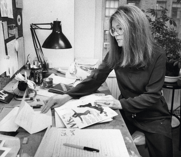 Gloria Steinem przy swoim biurku w redakcji „Ms.”, współpracowała z pismem blisko 50 lat. Zdjęcie z 1980 roku.