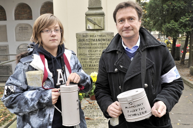 Jacek Kawalec z synem. 1.11.2011.