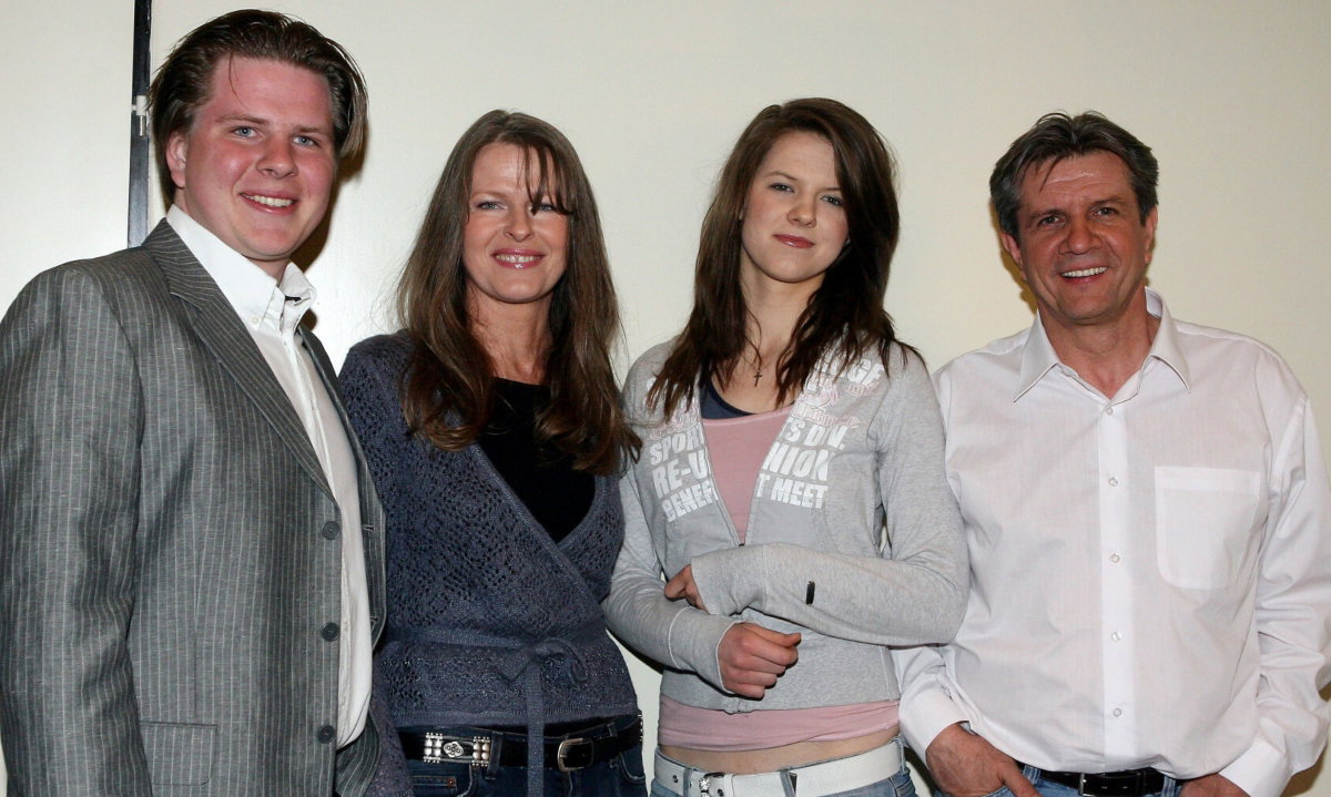 24.03.2006 r. Warszawa Telewizja Polsat Nagranie programu SHOW !TIME N/z Zygmunt Chajzer, żona Dorota, syn Filip i coórka Weronika