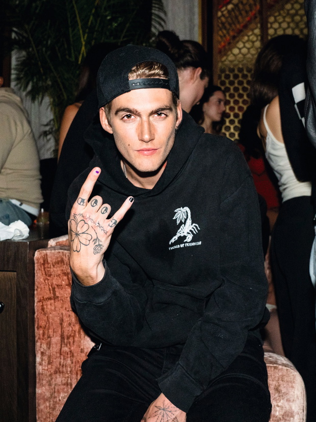 22-letni Presley Gerber w nieco mrocznym wydaniu. Lubił takie klimaty. Na zdjęciu w Hollywood, 2021 rok.