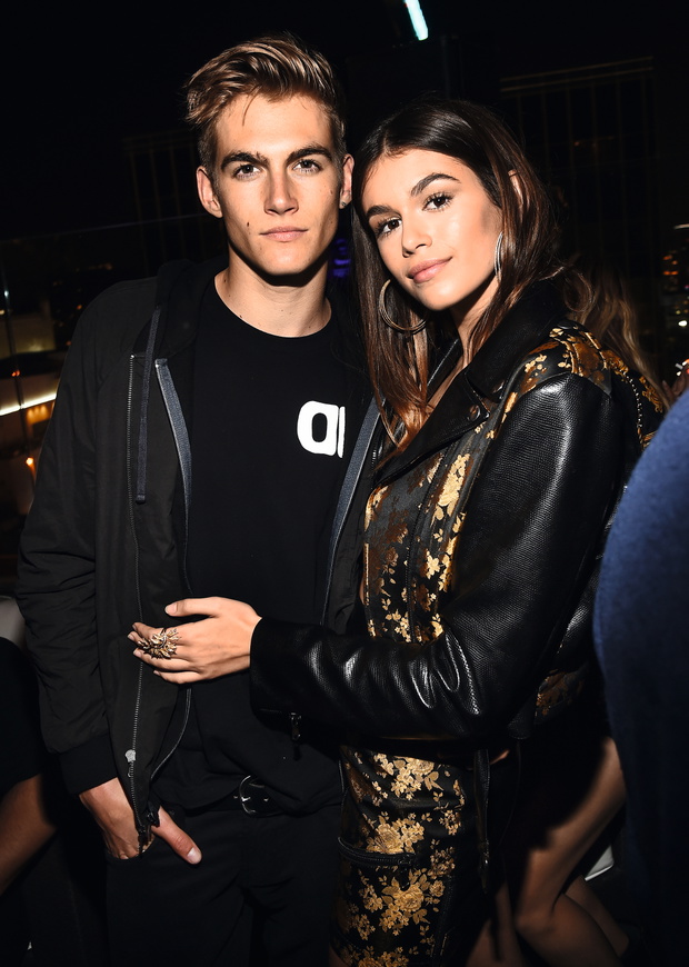 Mieli być rodzeństwem jak z bajki. Na zdjęciu Kaia Gerber i Presley Gerber, pokaz Moschino, Los Angeles, 2017 rok.