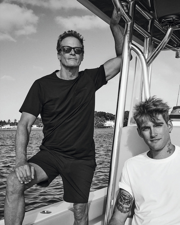 Rande Gerber z Presleyem wyglądają jak przykładni ojciec i syn. Wakacje, 2025 rok.