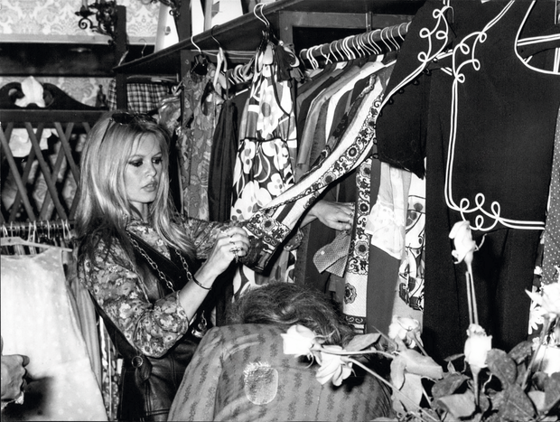 Brigitte Bardot w butiku przy via Condotti w Rzymie. Była tu częstym gościem, zdjęcie z lat 70.