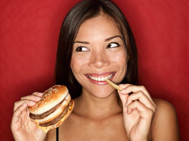 kobieta z hamburgerem