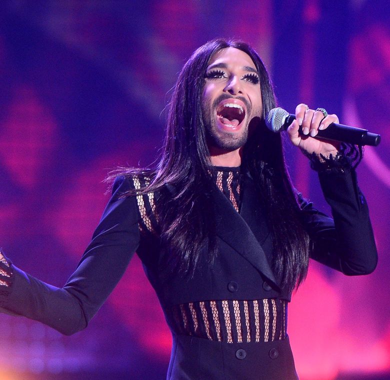Conchita Wurst śpiewa na scenie