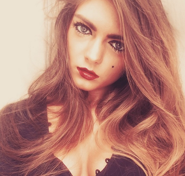 Emma Hulse atrakcyjna szatynka selfie