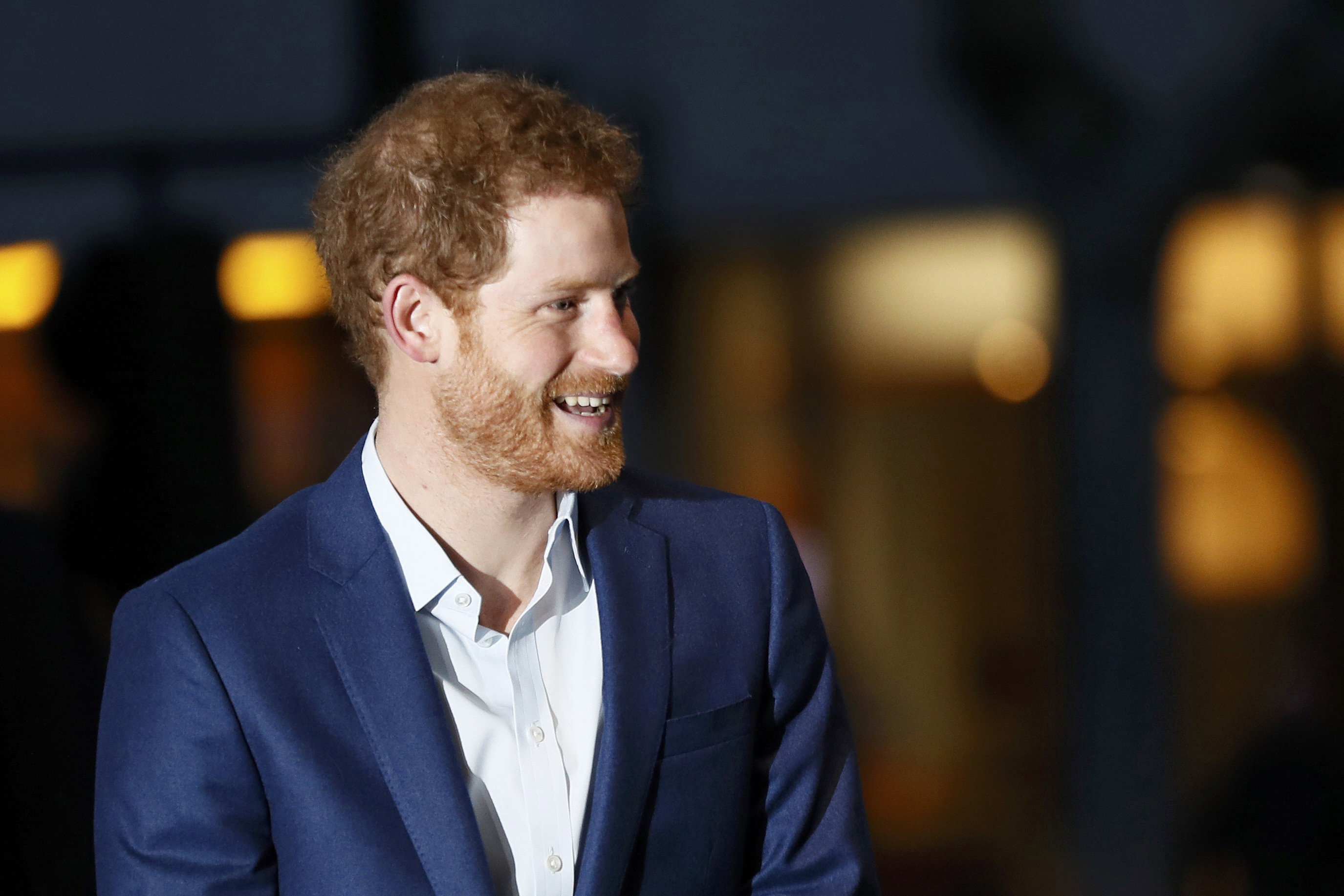 Książę Harry w granatowym garniturze i białej koszuli