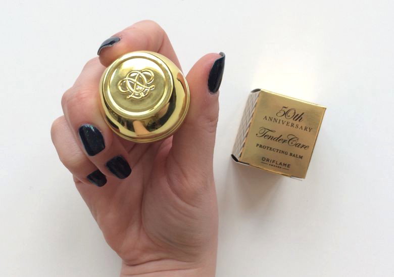 Krem Oriflame Tender Care Jubileuszowa Edycja w kobiecej dłoni