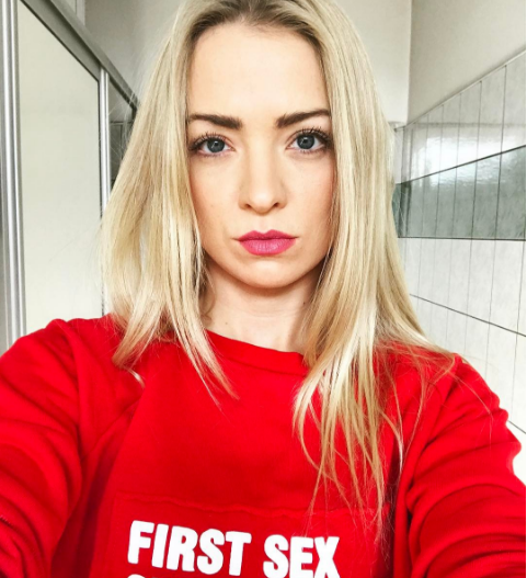 Basia Kurdej Szatan w czerwonej bluzie od Łukasza Jemioła