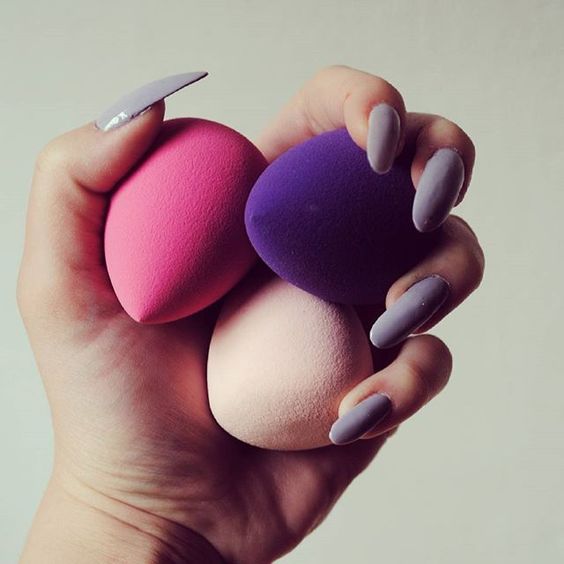 3 beauty blendery trzymane w ręce
