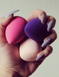 3 beauty blendery trzymane w ręce