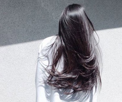 brunetka z lśniącymi długimi włosami