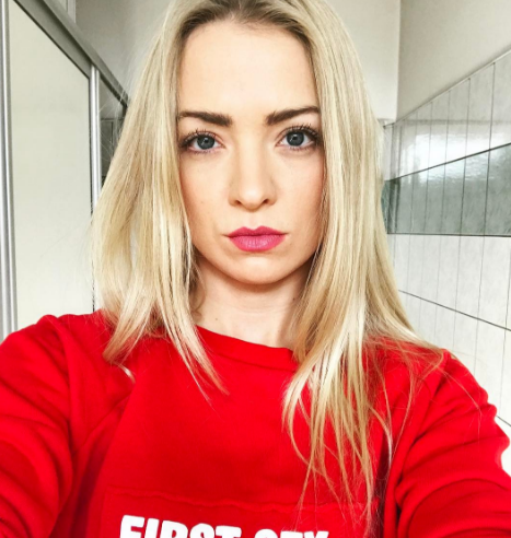 Selfie Basi Kurdej-Szatan w czerwonej bluzie