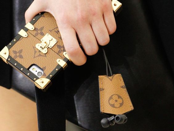 ozdobne etui na telefon louis vuitton