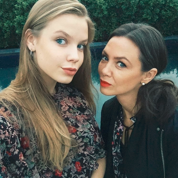 Selfie Igi Lis i Kingi Rusin w czerwonych szminkach