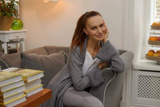 agnieszka maciąg siedzi na kanapie i uśmiecha się